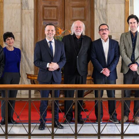 Ο Δήμος Αθηναίων τίμησε τον νομπελίστα Λάσλο Κρασναχορκάι με το μετάλλιο της πόλης, στο πλαίσιο του 1ου Διεθνούς Φεστιβάλ Λογοτεχνίας στην Τεχνόπολη