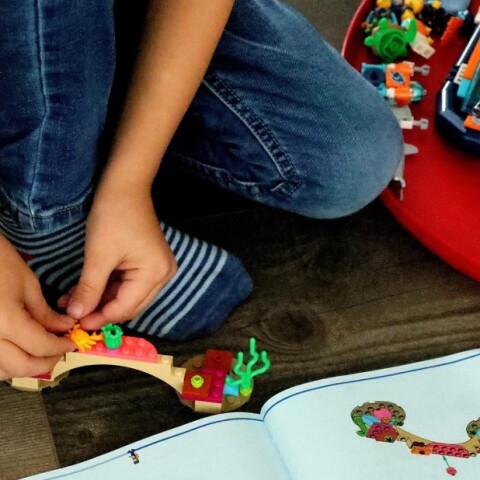 Παιδί παίζει με παιχνίδια στο δωμάτιό του