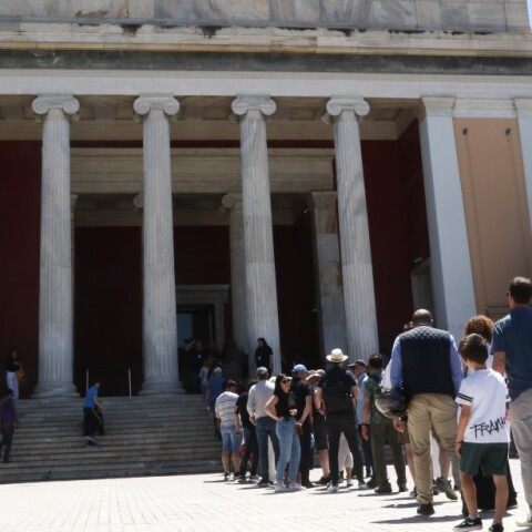 Επισκέπτες μπαίνουν στο Εθνικό Αρχαιολογικό Μουσείο