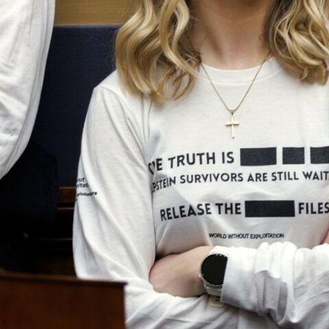 Θύματα του Τζέφρι Έπσταϊν μηνύουν ΗΠΑ και Google μετά τη διαρροή των ονομάτων τους σε έγγραφα του υπουργείου Δικαιοσύνης - Καταγγέλλουν στοχοποίηση.