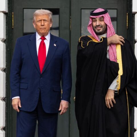 Η Σαουδική Αραβία προτρέπει τις ΗΠΑ να εντείνουν τα πλήγματα κατά της Τεχεράνης, θεωρώντας την κρίση ευκαιρία αποδυνάμωσης του Ιράν 