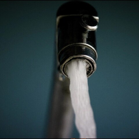 Νερό τρέχει από βρύση