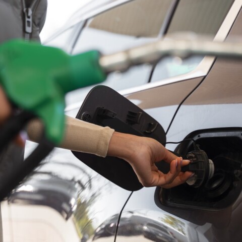 Εργαζόμενος σε πρατήριο υγρών καυσίμων βάζει βενζίνη σε αυτοκίνητο