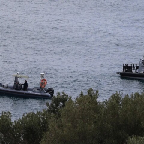 Επιχείρηση του Λιμενικού στα Λιμανάκια Βουλιαγμένης πάνω από το «Πηγάδι του Διαβόλου»