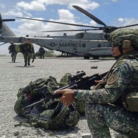 Αμερικανοί πεζοναύτες βγαίνουν από στρατιωτικό ελικόπτερο