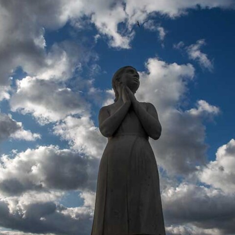 Άγαλμα με φόντο τον συννεφιασμένο ουρανό