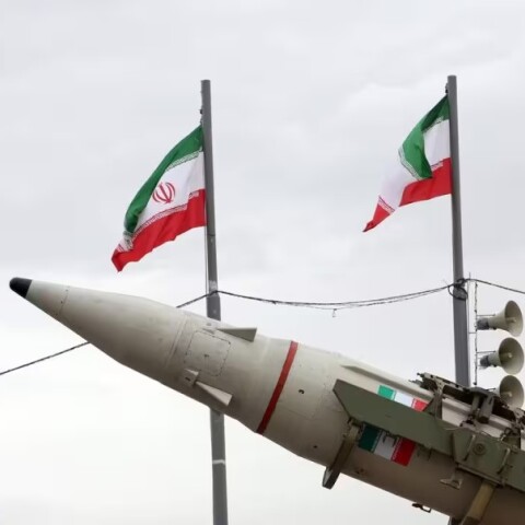 Πύραυλος του Ιράν με φόντο σημαίες της χώρας