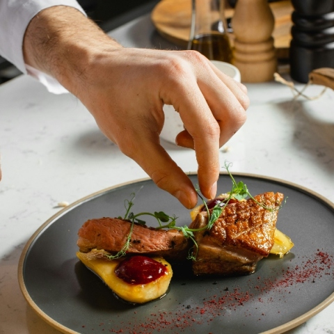 Οι μη βιώσιμες πρακτικές προς το προσωπικό στις κουζίνες εστιατορίων υψηλής γαστρονομίας 