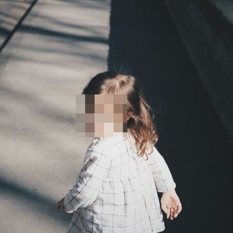 Παιδάκι σε δρόμο