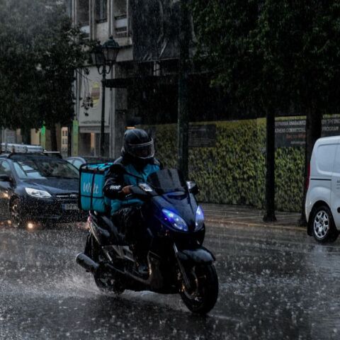 Η ΓΣΕΕ, ενόψει της κακοκαιρίας Erminio, ζητά σαφές πλαίσιο προστασίας εργαζομένων και διευκρινίζει δικαιώματα σε περιπτώσεις αδυναμίας μετακίνησης.