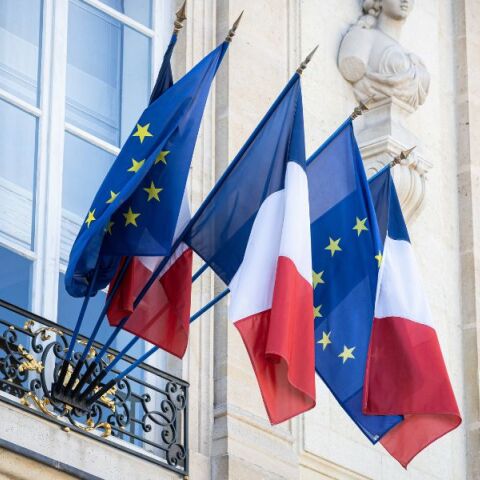 Γιατί μας αφορά η υποστολή της ευρωπαϊκής σημαίας στα δημαρχεία της γαλλικής ακροδεξιάς