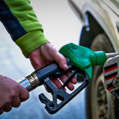 Άτομο που βάζει καύσιμα σε αυτοκίνητο