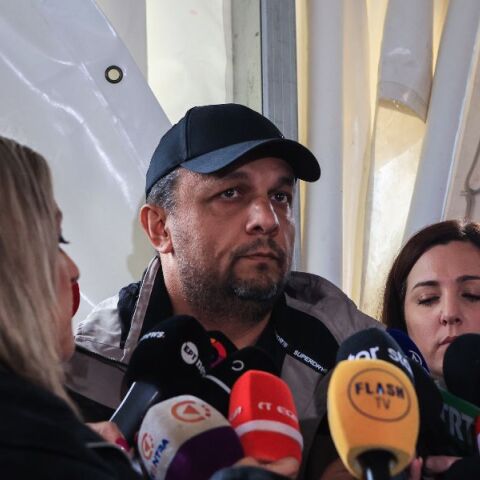 Δίκη για τα Τέμπη: Με φορείο-καροτσάκι έφυγε από την αίθουσα ο Πάνος Ρούτσι