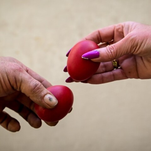 Τσούγκρισμα αυγών στο πασχαλινό τραπέζι