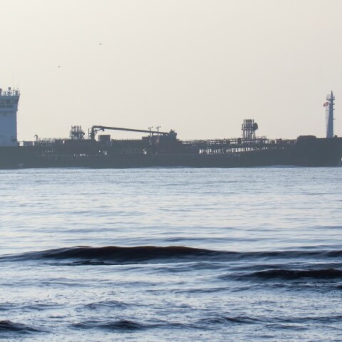 Δεξαμενόπλοιο με πετρέλαιο μπροστά από παραλία με λουόμενο