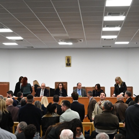 Η δικαστική αίθουσα γεμάτη από συγγενείς και δικηγόρους για την τραγωδία των Τεμπών