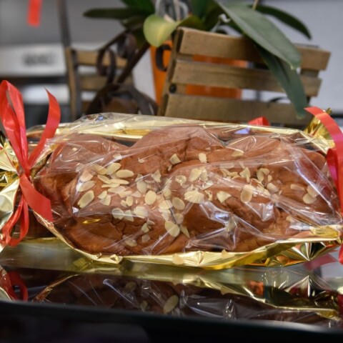 Τσουρέκι για το Πάσχα σε πάγκο φούρνου