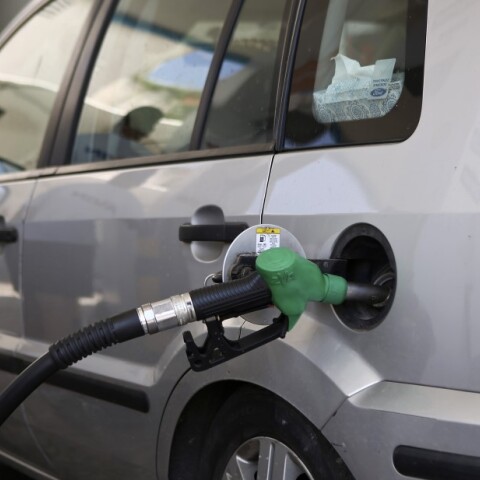 Αυτοκίνητο παίρνει βενζίνη σε πρατήριο υγρών καυσίμων