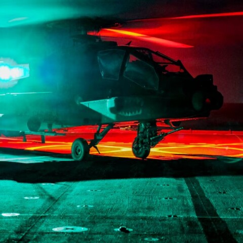 Αμερικανικό ελικόπτερο Black Hawk ετοιμάζεται για νυχτερινή επιδρομή στο Ιράν