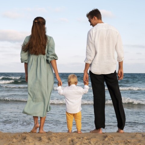 Ζευγάρι με το παιδί τους στην παραλία