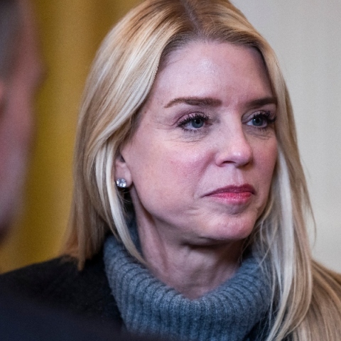 Η Παμ Μπόντι και όσα γράφει στην ανάρτησή της στο Χ μετά την αποπομπή της από την κυβέρνηση Τραμπ