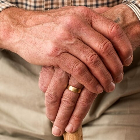 Συνταξιούχος με μπαστούνι στα χέρια