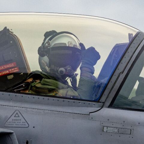 Τι πρέπει να κάνει ένας πιλότος αν το αεροσκάφος του καταρριφθεί σε εχθρικό έδαφος 