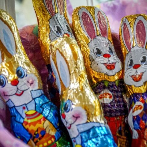 Δώρα για τα βαφτιστήρια το Πάσχα: Οι τιμές σε λαμπάδες και πασχαλινά αυγά