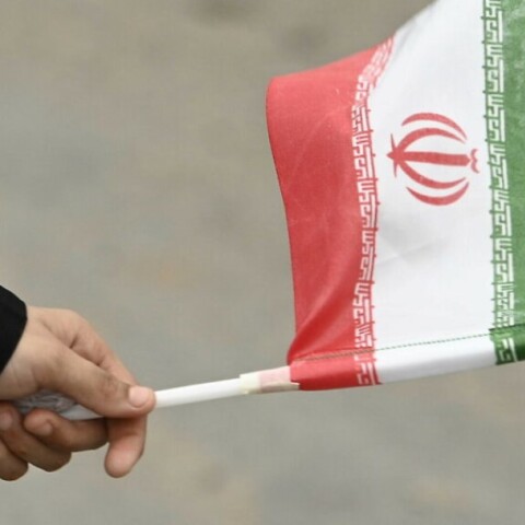 Γυναικείο χέρι κρατά σημαία του Ιράν