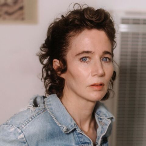 H Μιράντα Τζουλάι έρχεται από το Λος Άντζελες στην Αθήνα και μας προκαλεί να ξανασκεφτούμε τον θεσμό του γάμου και της οικογένειας