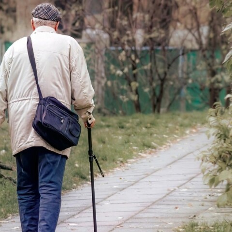 Συνταξιούχος με μπαστούνι σε πρωινή βόλτα