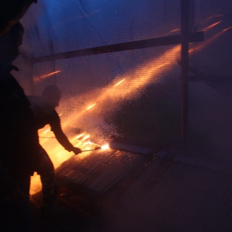 Άτομο ανάβει ρουκέτες στο Βροντάδο της Χίου