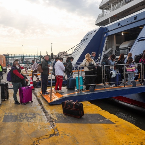 Πολίτες επιβιβάζονται σε καράβι