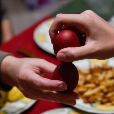 Τσούγκρισμα αυγών στο πασχαλινό τραπέζι