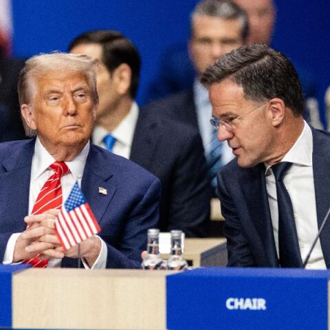 Λευκός Οίκος: Ο Τραμπ θα συζητήσει το ενδεχόμενο αποχώρησης από το ΝΑΤΟ στη συνάντηση με τον Ρούτε