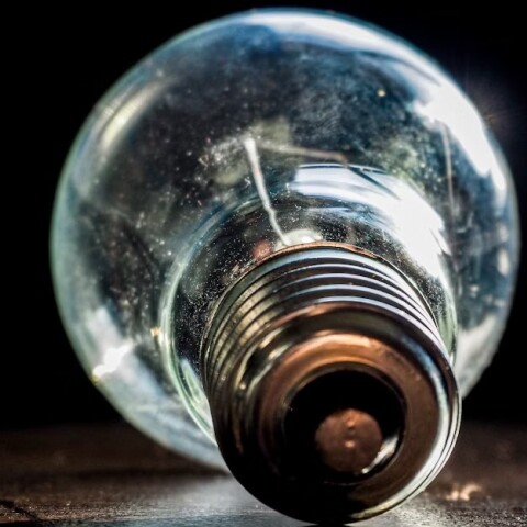 Λάμπα σε τραπέζι