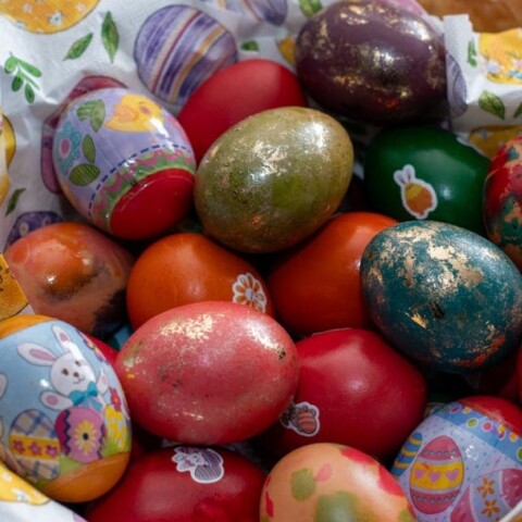 Βαμμένα πασχαλινά αυγά σε μπολ