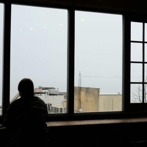 Δύο καφέδες, καμία λέξη