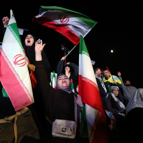 Ιρανοί με σημαίες πανηγυρίζουν την κατάπαυση πυρός