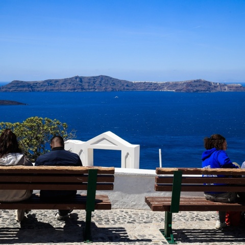 Πολίτες σε βεράντα στη Σαντορίνη