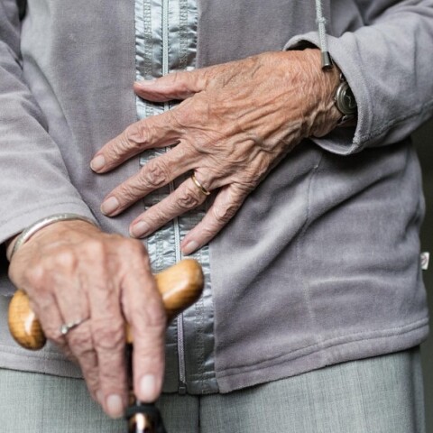 Ηλικιωμένος με μπαστούνι στο χέρι