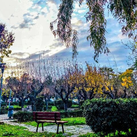 Με συννεφιά και βροχές ο καιρός τη Μεγάλη Παρασκευή - Πέφτει η θερμοκρασία