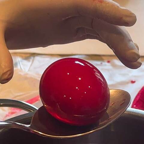 Βάψιμο κόκκινων αυγών τη Μεγάλη Πέμπτη