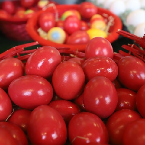 Καλάθι με βαμμένα κόκκινα αυγά