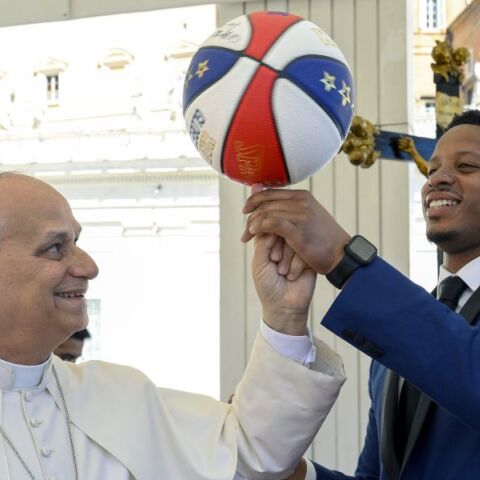 Βατικανό: Ο Πάπας Λέων ΙΔ΄ έμαθε τα μυστικά του μπάσκετ από τους Harlem Globetrotters - Η θεαματική κίνηση που εντυπωσίασε το πλήθος στην πλατεία Αγίου Πέτρου