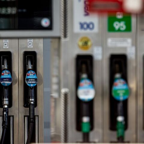 Οι τιμές πετρελαίου ανεβαίνουν ξανά λόγω φόβων ότι η εύθραυστη εκεχειρία ΗΠΑ-Ιράν θα καταρρεύσει και τα Στενά του Ορμούζ θα παραμείνουν κλειστά.