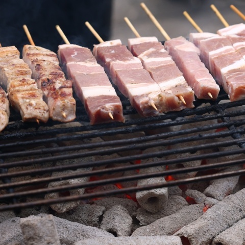 Καλαμάκια που ψήνονται σε μαγκάλι με κάρβουνα