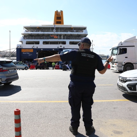 Λιμενικός στο λιμάνι του Πειραιά