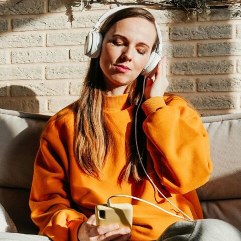 Οι καθημερινές μουσικές μας επιλογές προσφέρουν στοιχεία για τη νοημοσύνη μας, με τους στίχους να αποτελούν τον ισχυρότερο δείκτη γνωστικής ικανότητας.