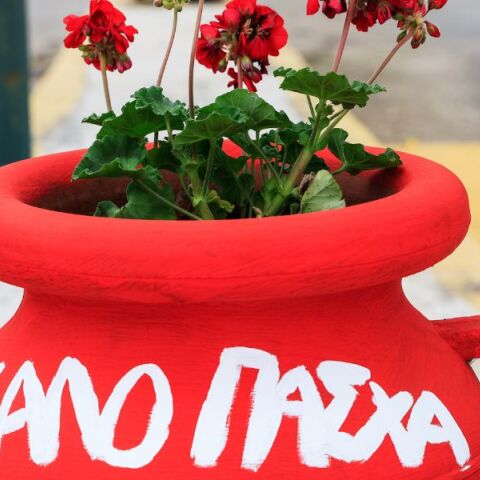 Τα νησιά του Αιγαίου γιορτάζουν το Πάσχα με έθιμα αιώνων - Λιτανείες, μοναδικά φαγητά, τελετουργίες και πανηγύρια που κρατούν ζωντανή την παράδοση.